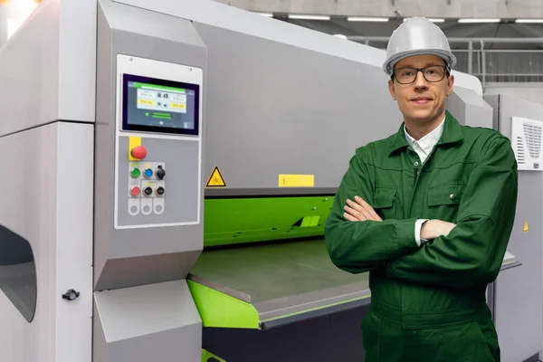 Arbeiter Mit Automatischer Werkzeugmaschine Smart Factory — Stockfoto