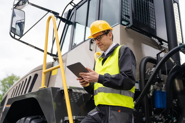 Ingeniero Con Tablet Para Las Escaleras Cabina Camión — Foto de Stock