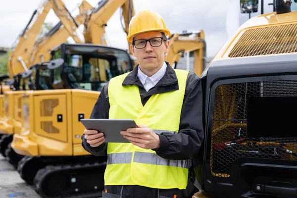 Engenheiro Capacete Com Tablet Digital Fica Lado Escavadeiras Construção — Fotografia de Stock