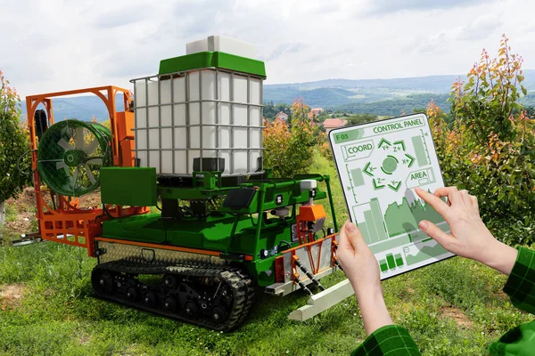 Farmář Ovládá Autonomní Postřikovač Robotů Ovocné Zahradě Inteligentní Zemědělství Koncept — Stock fotografie