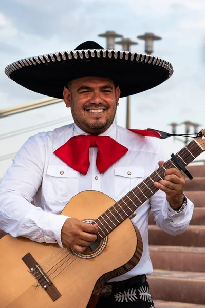 Músico Mexicano Mariachi Toca Guitarra Uma Rua Cidade — Fotografia de Stock