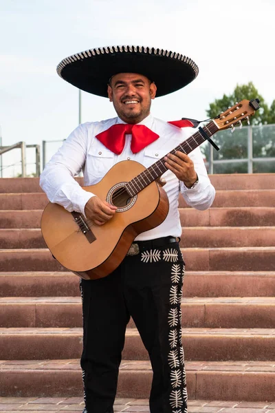 Mariachi Músico Mexicano Toca Guitarra Una Calle Ciudad — Foto de Stock