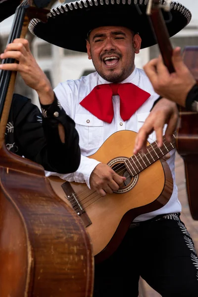 墨西哥音乐家Mariachi在城市街道上弹奏吉他 — 图库照片