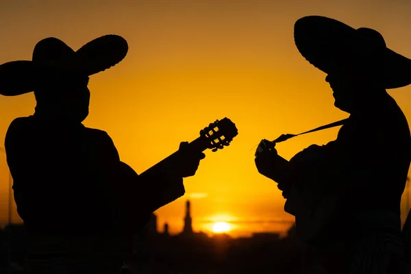 Silhouettes Mexican Musicians Mariachi Band Background City Panorama — Stock Photo, Image