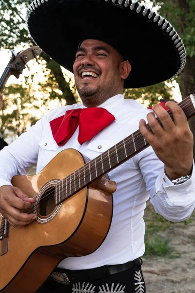 Mexikanischer Musiker Mariachi Spielt Gitarre Auf Einer Straße Der Stadt — Stockfoto