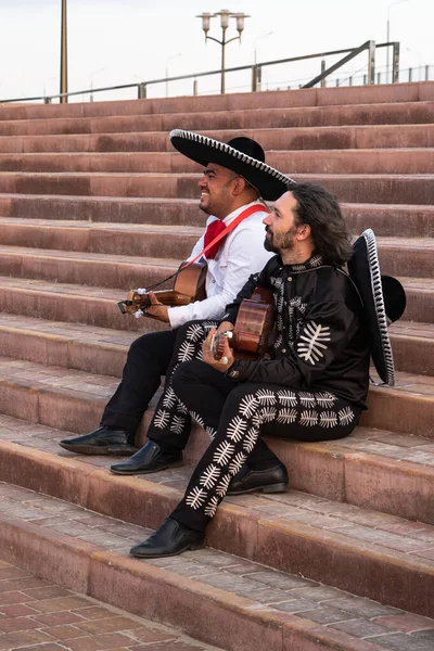 Meksikalı Müzisyen Mariachi Grubu Bir Şehir Sokağında Yüksek Kalite Fotoğraf — Stok fotoğraf