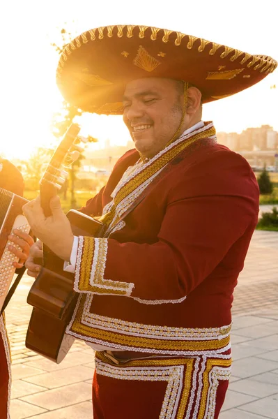 Meksikalı Müzisyen Mariachi Bir Şehir Caddesinde Gitar Çalıyor — Stok fotoğraf