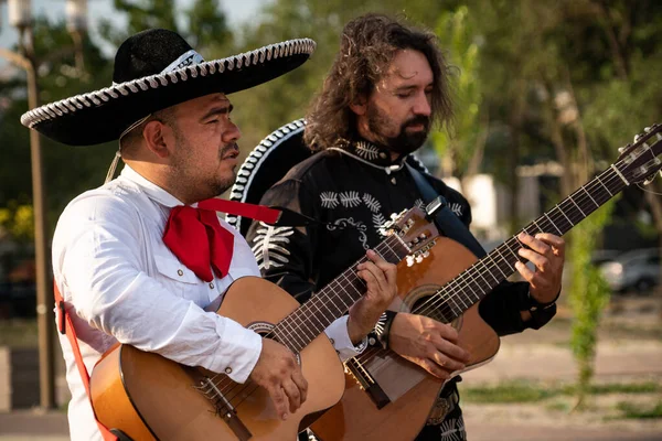 Meksikalı Müzisyen Mariachi Grubu Bir Şehir Sokağında Yüksek Kalite Fotoğraf — Stok fotoğraf