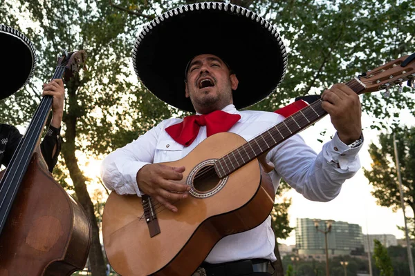 Mexican Musician Mariachi Plays Guitar City Street — Stock Photo, Image