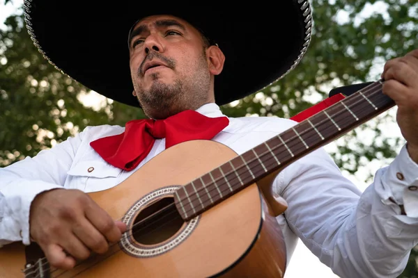 Mexikanischer Musiker Mariachi Spielt Gitarre Auf Einer Straße Der Stadt — Stockfoto