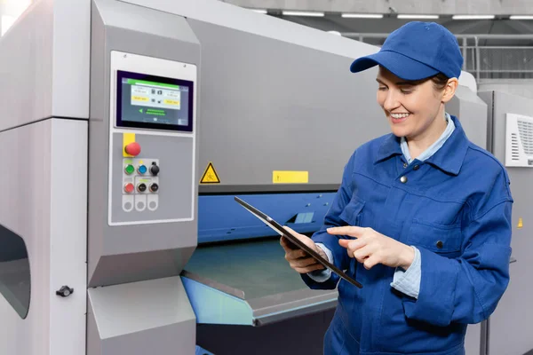 Arbeiterin Mit Digitalem Tablet Steuert Automatische Werkzeugmaschine Smart Factory — Stockfoto