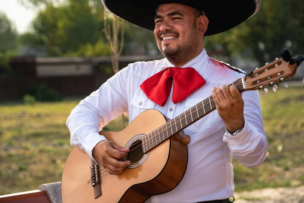 メキシコの音楽家マリアッチが街の通りでギターを弾き — ストック写真