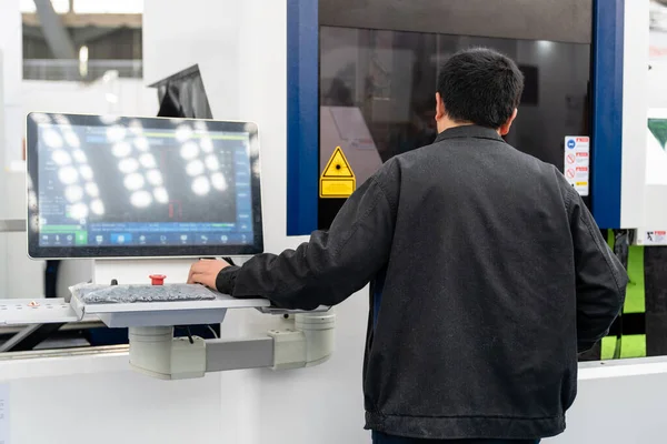Arbeiter Steuert Automatische Werkzeugmaschine Smart Factory — Stockfoto