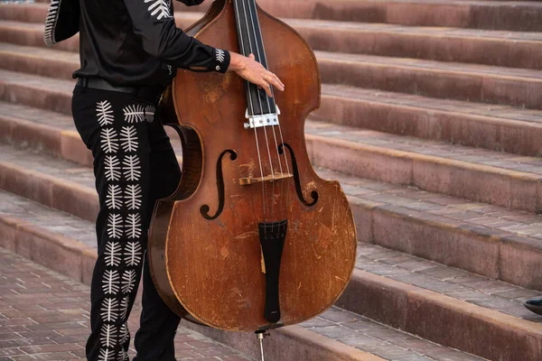 Mariachi Musiker Spielt Kontrabass Freien — Stockfoto