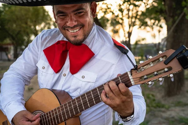 멕시코 음악가 마리아치 거리에서 기타를 연주하는 — 스톡 사진