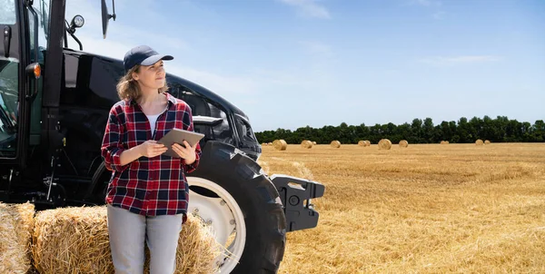 Contadina Donna Con Tablet Digitale Accanto Trattore Agricolo — Foto Stock