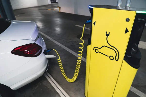 Электрический Автомобиль Заряжается Зарядного Устройства Крытой Парковке Торгового Центра — стоковое фото