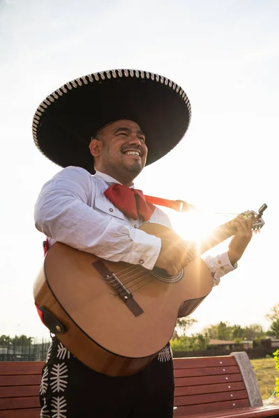 Mexikansk Musiker Mariachi Spelar Gitarr Stadsgata — Stockfoto