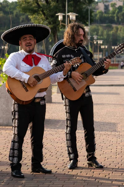 墨西哥音乐家Mariachi在城市街道上的乐队 — 图库照片