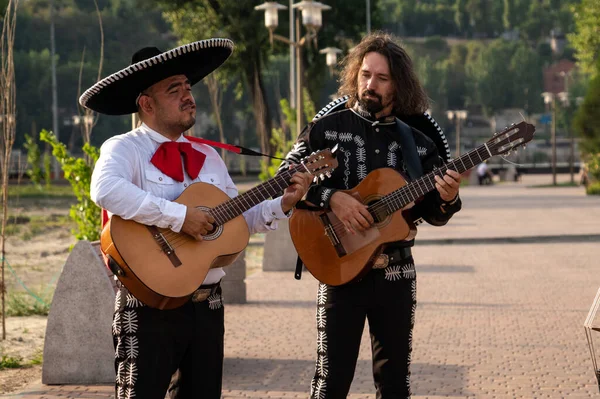 Мексиканская Музыкальная Группа Mariachi Городской Улице — стоковое фото