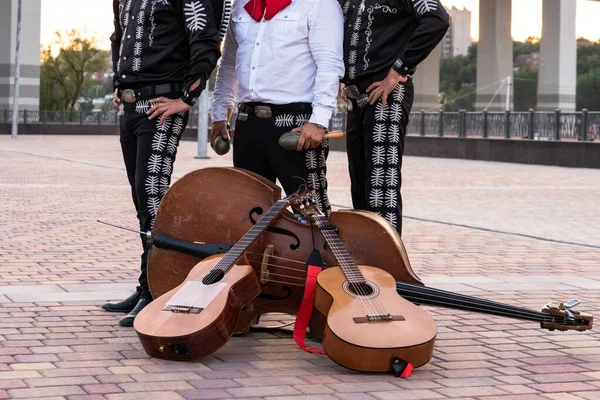 メキシカン ミュージシャンのマリアーチ バンドが — ストック写真