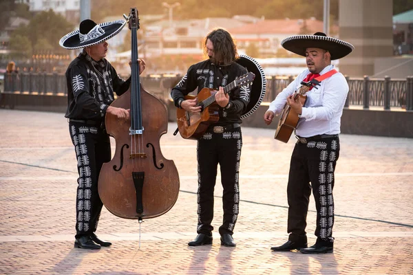 Мексиканская Музыкальная Группа Mariachi Городской Улице — стоковое фото