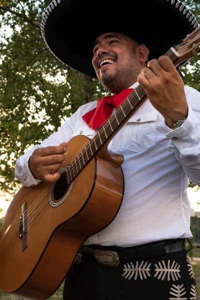 メキシコの音楽家マリアッチが街の通りでギターを弾き — ストック写真