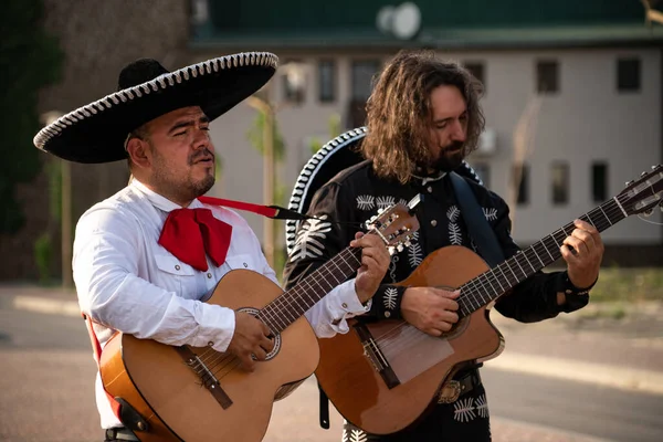 Meksikalı Müzisyen Mariachi Grubu Bir Şehir Sokağında — Stok fotoğraf