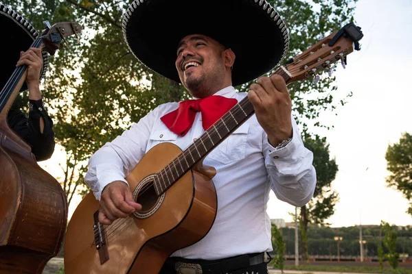 墨西哥音乐家Mariachi在城市街道上弹奏吉他 — 图库照片