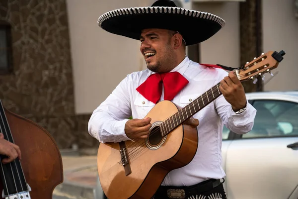 Mexicaanse Muzikant Mariachi Speelt Gitaar Een Straat Stad — Stockfoto