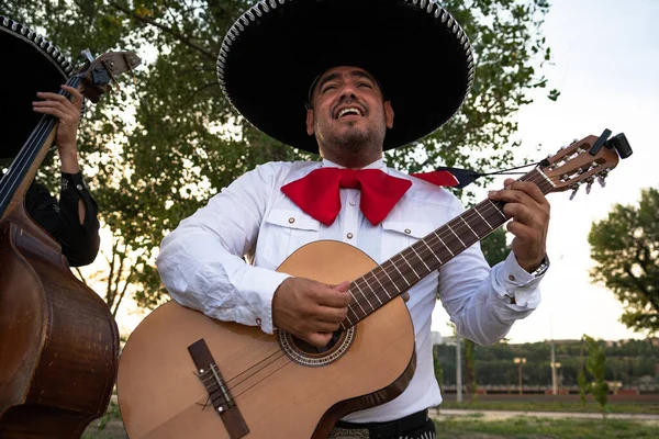 Mariachi Músico Mexicano Toca Guitarra Una Calle Ciudad —  Fotos de Stock