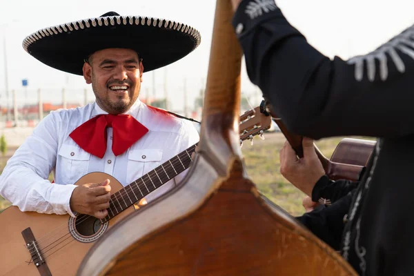 Mexický Muzikant Mariachi Hraje Kytaru Ulici — Stock fotografie