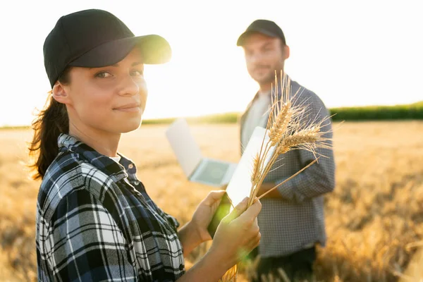 Câţiva Fermieri Examinează Domeniul Cerealelor — Fotografie, imagine de stoc