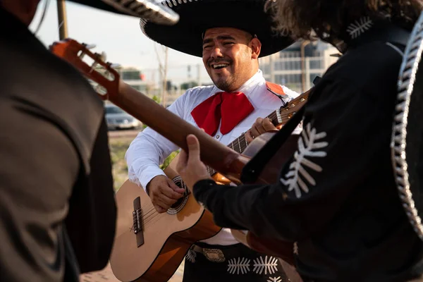 Mexikansk Musiker Mariachi Spelar Gitarr Stadsgata — Stockfoto