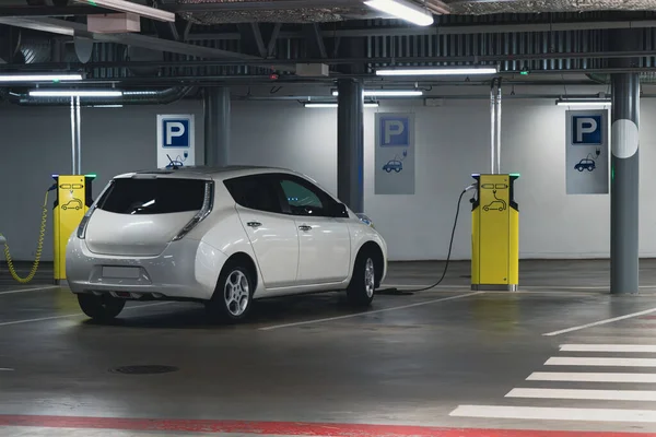 Samochody Elektryczne Pobierane Stacji Ładowania Krytym Parkingu Centrum Handlowego — Zdjęcie stockowe