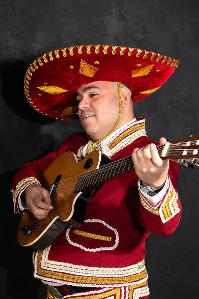 Mexicaanse Mariachi Muzikant Een Zwarte Achtergrond — Stockfoto