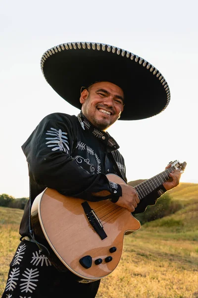Мексиканські Музиканти Mariachi Гітарою Мексиканські Музиканти Mariachi Гітарою — стокове фото
