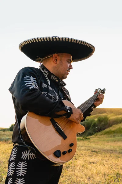 Meksikalı Müzisyenler Gitarlı Mariachi Meksikalı Müzisyenler Gitarlı Mariachi — Stok fotoğraf