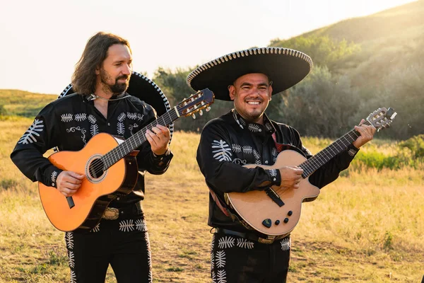 Mexičtí Muzikanti Mariachi Hrají Kytary — Stock fotografie