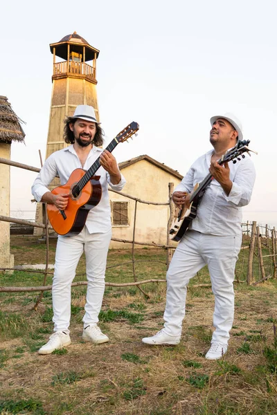 Musiciens Vêtements Blancs Chapeaux Blancs Jouent Des Guitares — Photo