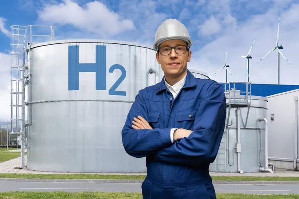 Ingenieur Mit Helm Vor Dem Hintergrund Einer Wasserstofffabrik — Stockfoto