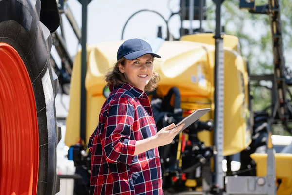 Žena Zemědělec Digitální Tablet Pozadí Zemědělského Traktoru — Stock fotografie