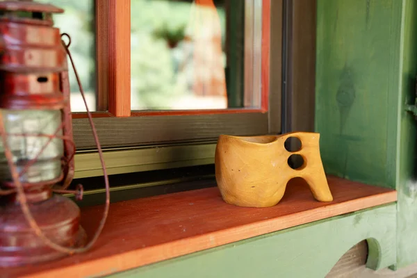 Tradycyjny Fiński Kubek Drewniany Kuksa Latarnia Vintage Oknie — Zdjęcie stockowe