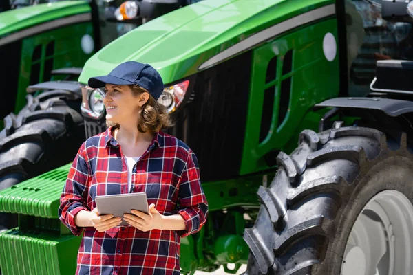 Mujer Agricultora Con Una Tableta Digital Fondo Tractor Agrícola —  Fotos de Stock