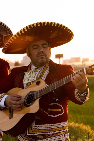 Meksykański Muzyk Mariachi Gra Gitarze Ulicy Miasta — Zdjęcie stockowe