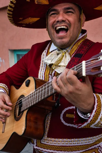Мексиканський Музикант Маріачі Грає Гітарі Міській Вулиці — стокове фото