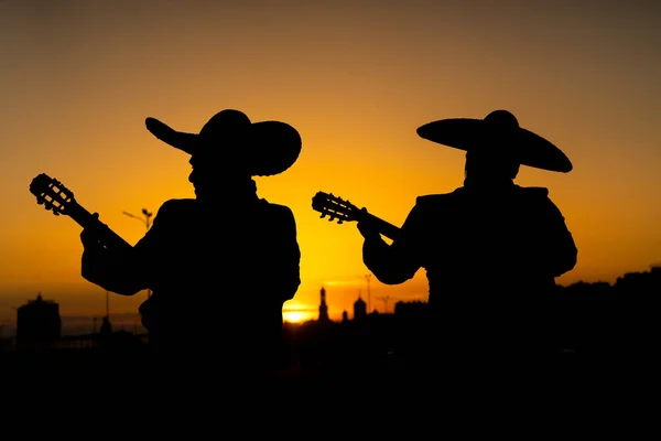 Siluetas Una Banda Mariachis Músicos Mexicanos Sobre Fondo Panorama Ciudad —  Fotos de Stock