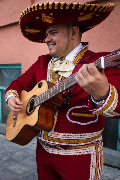 Мексиканский Музыкант Мариачи Играет Гитаре Городской Улице — стоковое фото