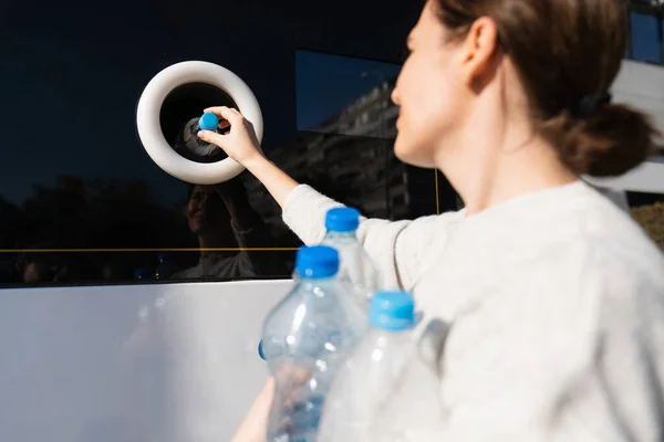 Mulher Usa Uma Máquina Auto Atendimento Para Receber Garrafas Plástico — Fotografia de Stock