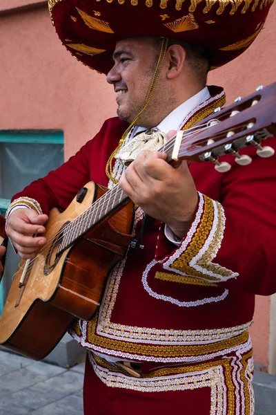 Μεξικάνος Μουσικός Mariachi Παίζει Κιθάρα Ένα Δρόμο Της Πόλης — Φωτογραφία Αρχείου